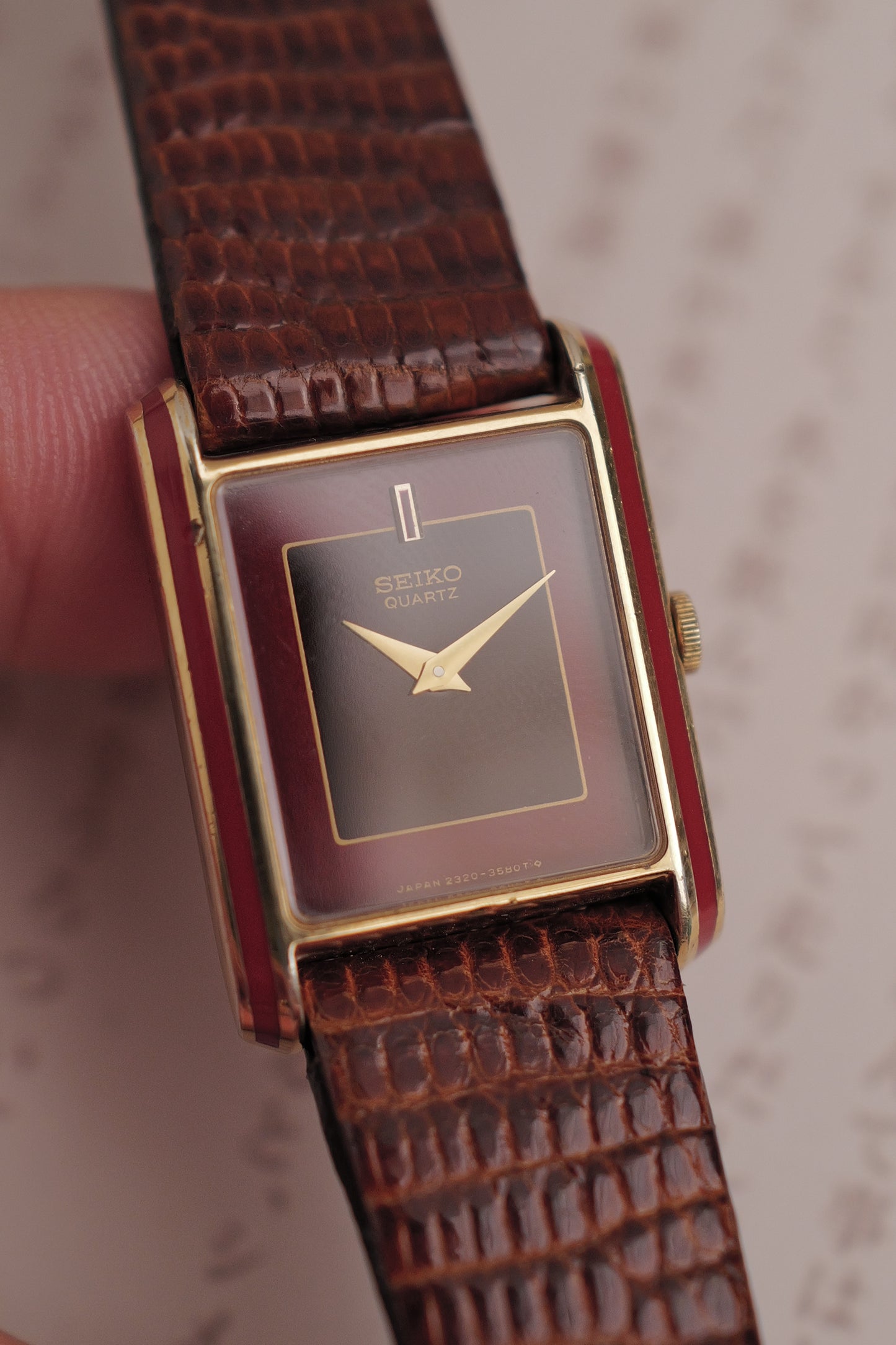 Seiko Tank Art-Deco Lacquer In red Circa. 1982