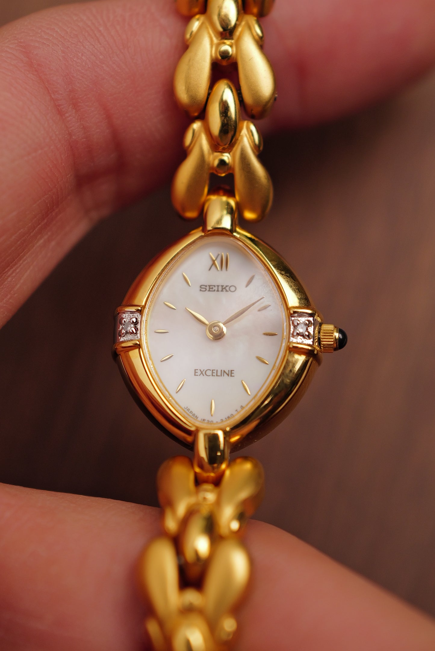 Seiko Exceline Mother of Pearl dial Tear-drop Bracelet in Gold Circa. 1989