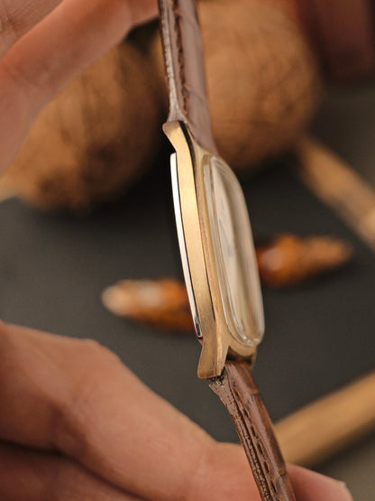 Universal Genève “Tonneau” w/ Box Ref. 542137 (Circa 1970s)