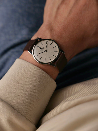 Universal Genève Extra-Plat Brushed Silver Dial Ref. 842.101 (circa late 1960s)