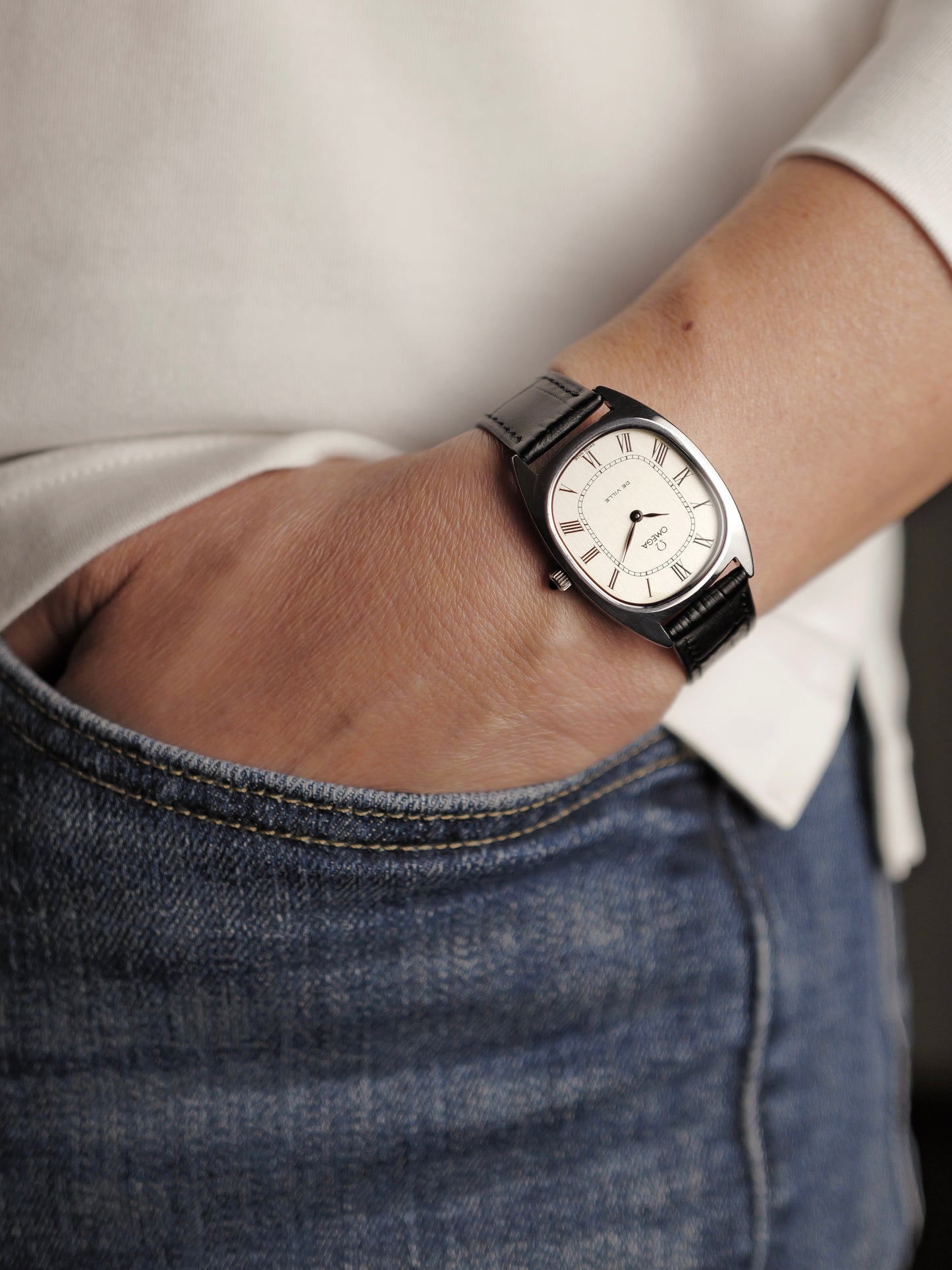 Omega De Ville Tonneau Ellipse Roman Ref. 111.0131 (circa 1975)