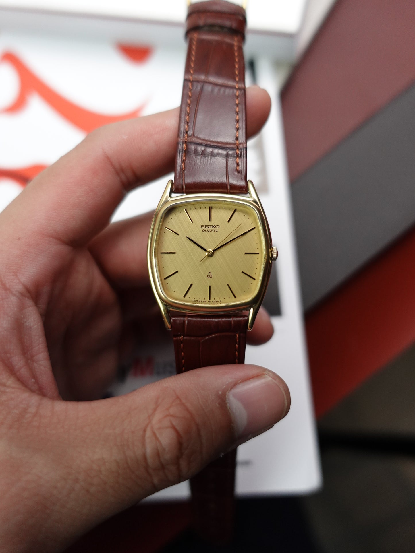 Seiko Quartz Tonneau Case Linen Dial 5931-5270 Circa. 1985