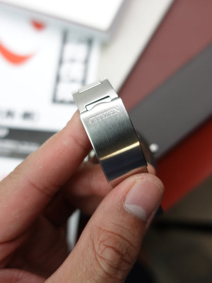 Citizen 1481010 independent Jumping hour quartz Special White edition with original Box