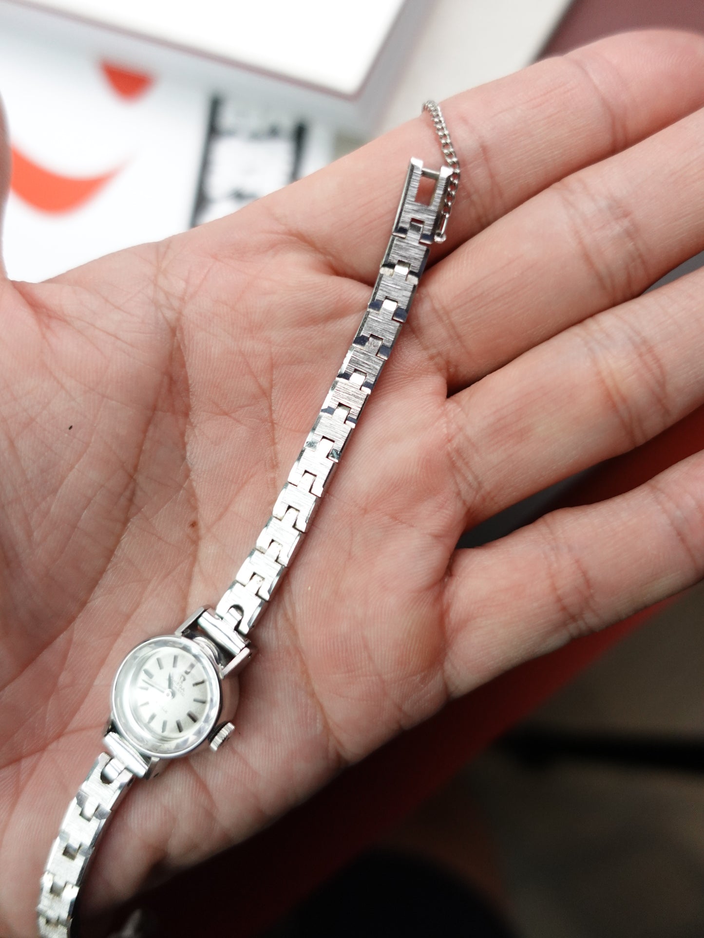 1970s Cocktail Omega De ville with faceted Glass dome Cal.485