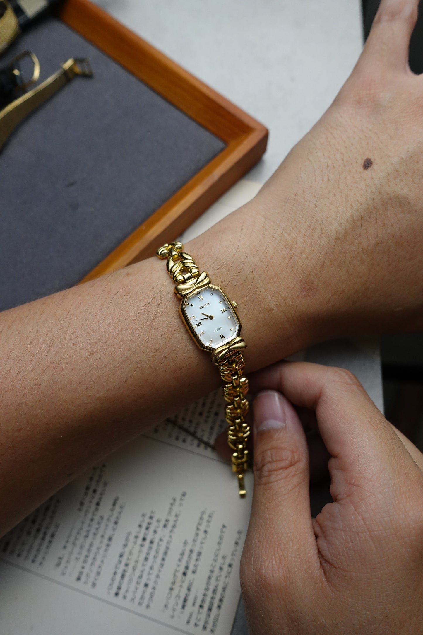 Citizen faceted glass Pearly dial bracelet #349