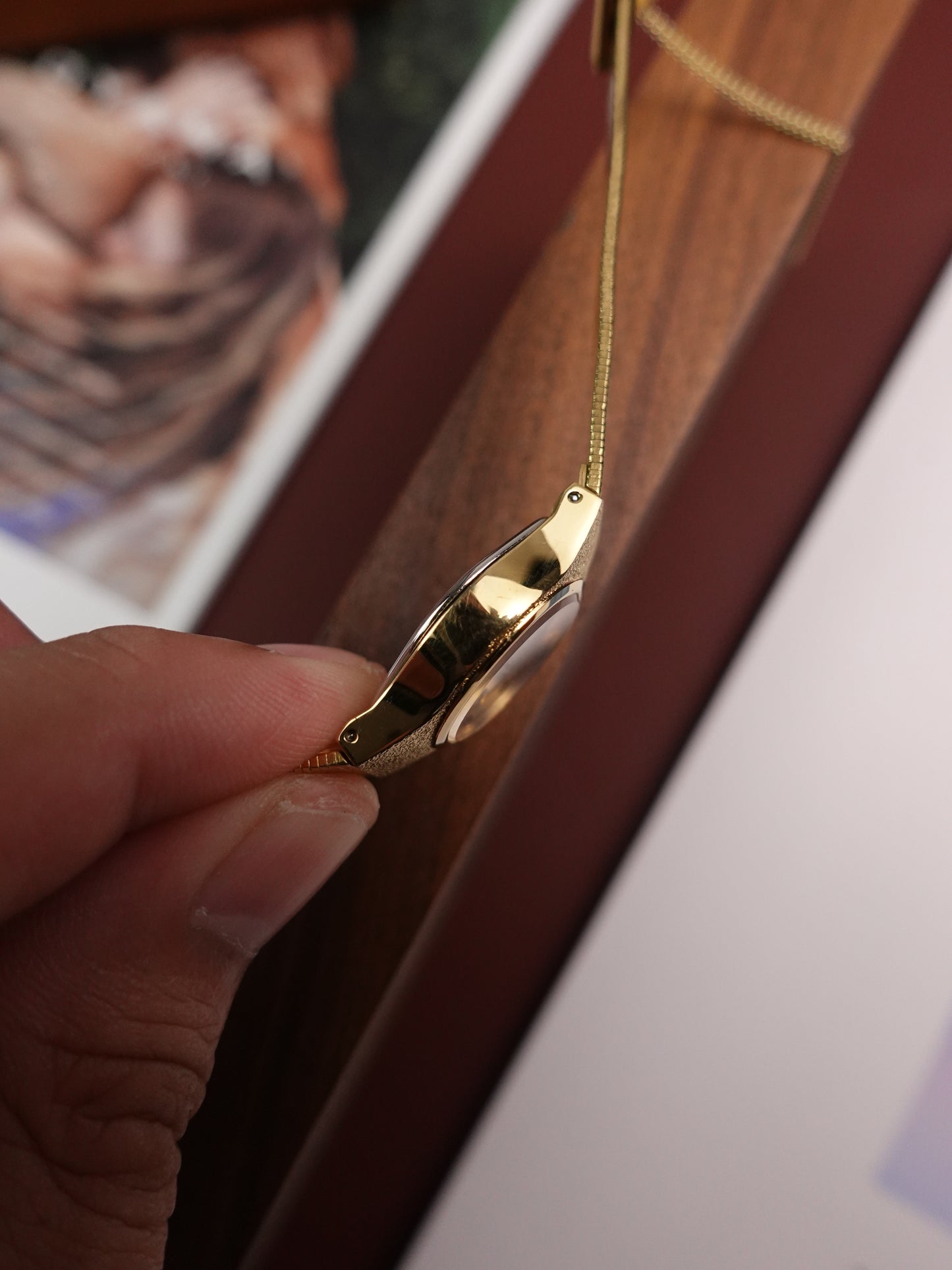 Ladies Seiko 8Y21-0020 with Hammered Case in Gold