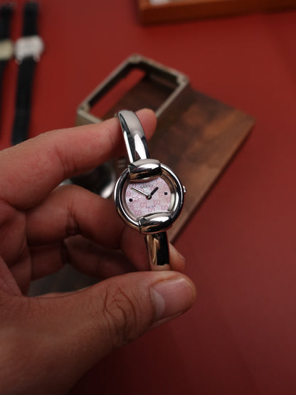 Gucci 1400L Bangle watch, Mother of pearl Motif Logo Dial.