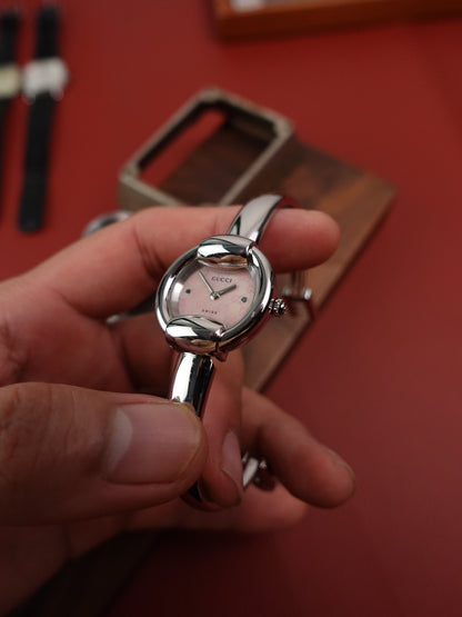 Gucci 1400L Bangle watch, Mother of pearl Motif Logo Dial.