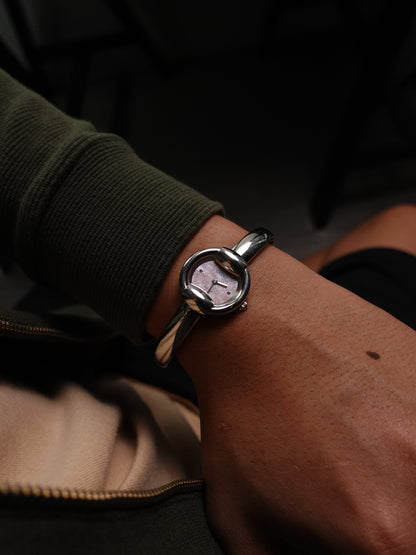Gucci 1400L Bangle watch, Mother of pearl Motif Logo Dial.