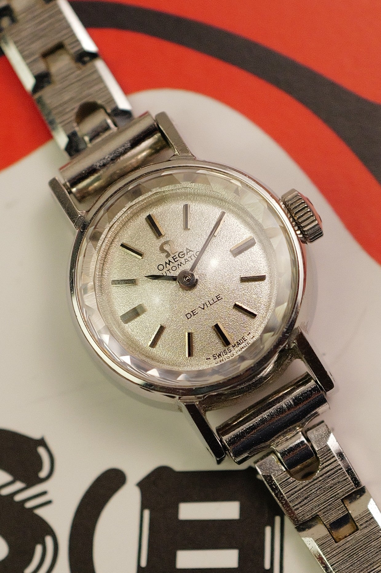 1970s Cocktail Omega De ville with faceted Glass dome Cal.485