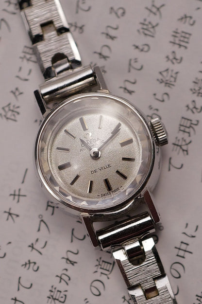 1970s Cocktail Omega De ville with faceted Glass dome Cal.485