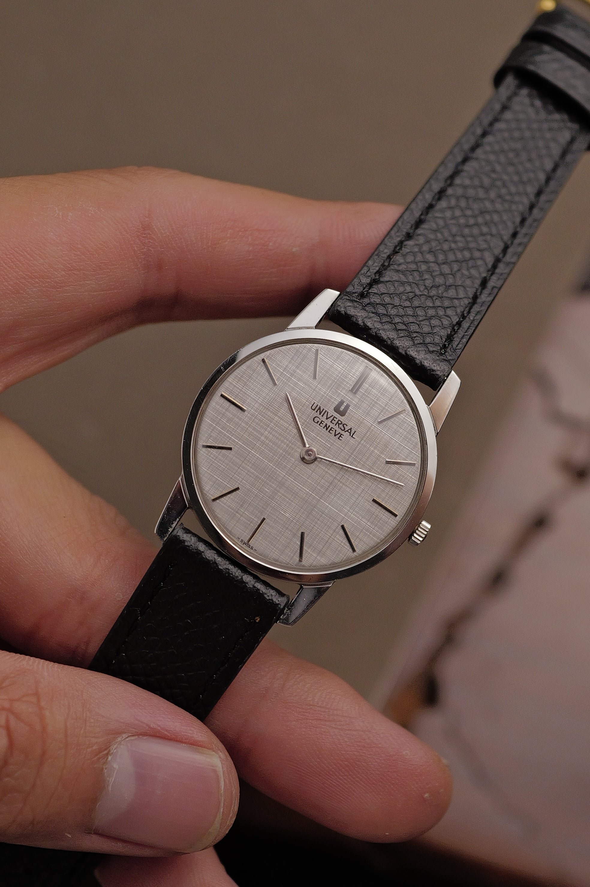 UNIVERSAL GENEVE 2針腕時計 842.101 ヴィンテージ　美品 Universal Geneve Ref. 842.101 Linen Dial – My First Vintage