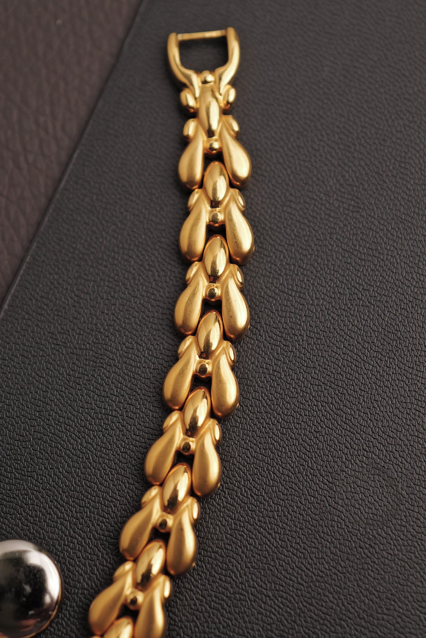 Seiko Exceline Mother of Pearl dial Tear-drop Bracelet in Gold Circa. 1989