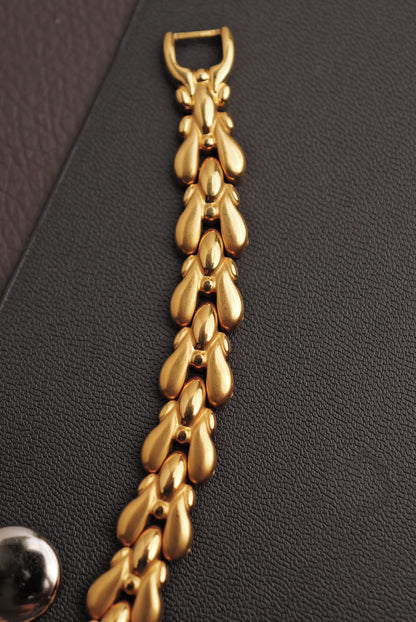 Seiko Exceline Mother of Pearl dial Tear-drop Bracelet in Gold Circa. 1989