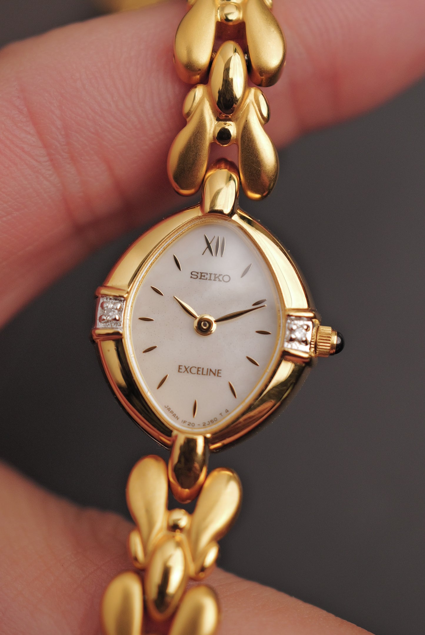 Seiko Exceline Mother of Pearl dial Tear-drop Bracelet in Gold Circa. 1989