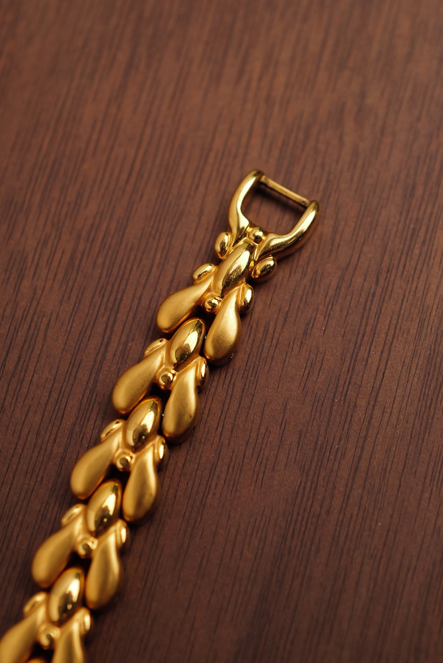 Seiko Exceline Mother of Pearl dial Tear-drop Bracelet in Gold Circa. 1989