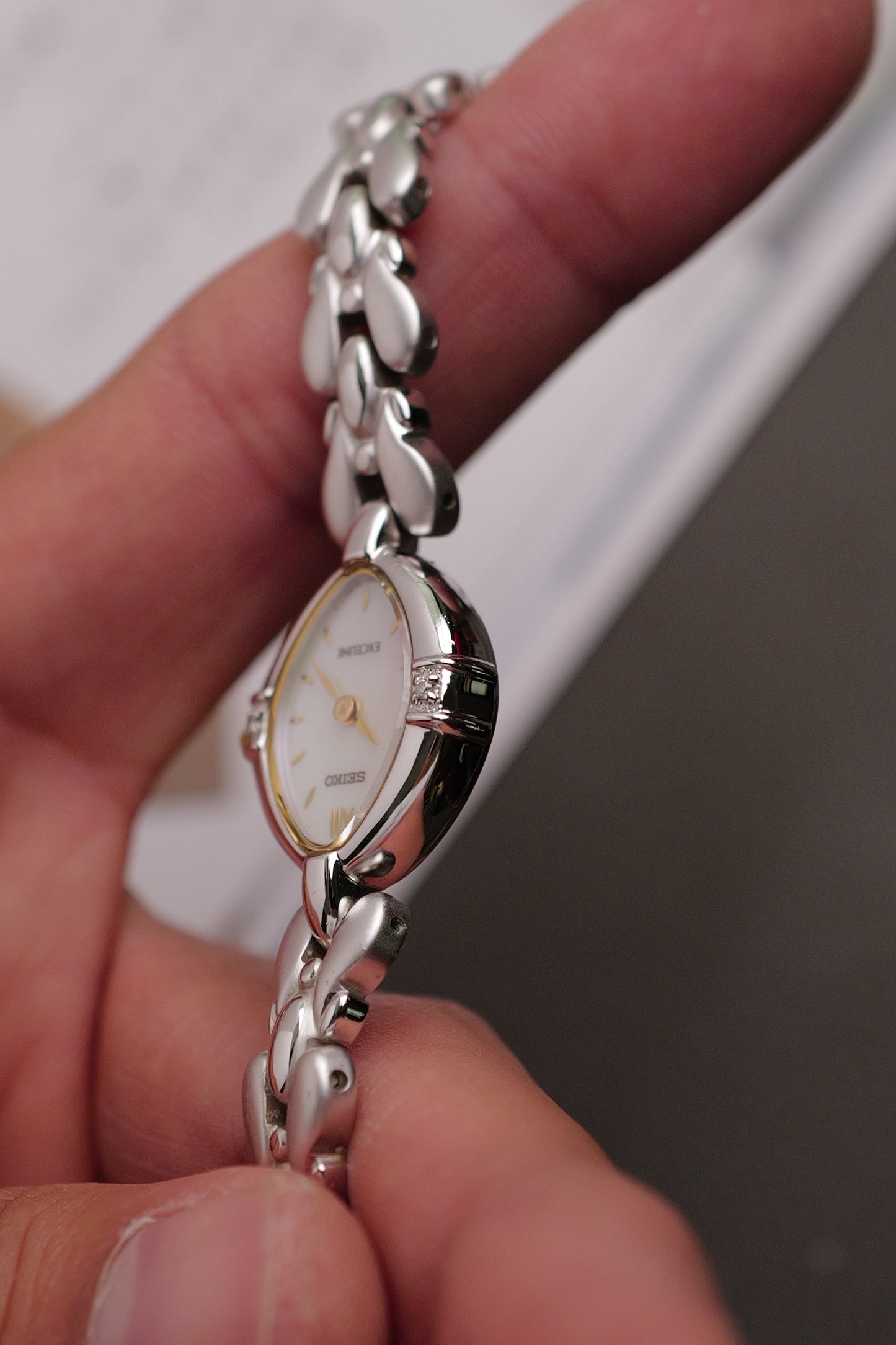 Seiko Exceline Mother of Pearl dial Tear-drop Bracelet Circa.1992