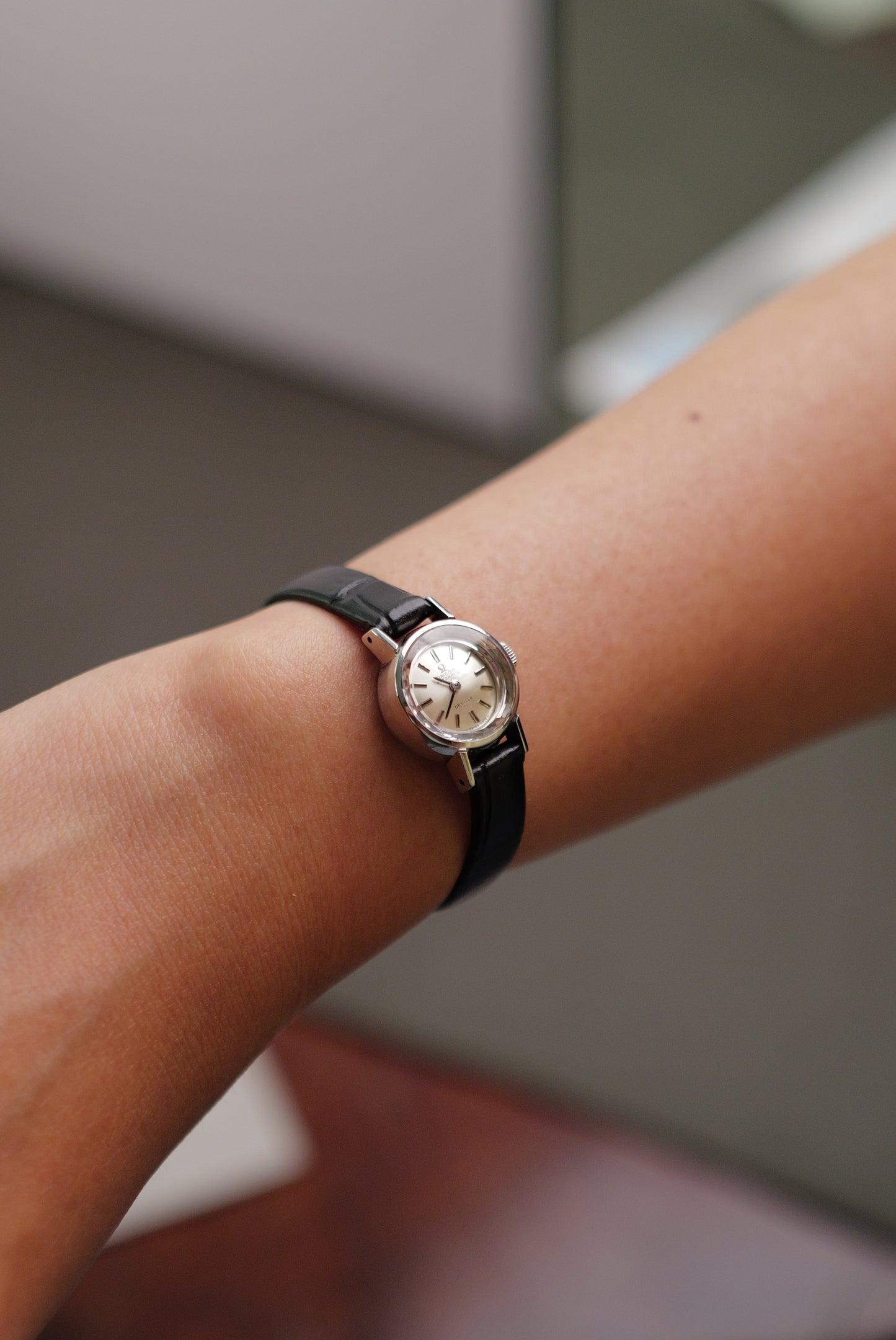 Ladies Omega Cocktail Watch w/ faceted Glass & Automatic movement Circa. 1970s