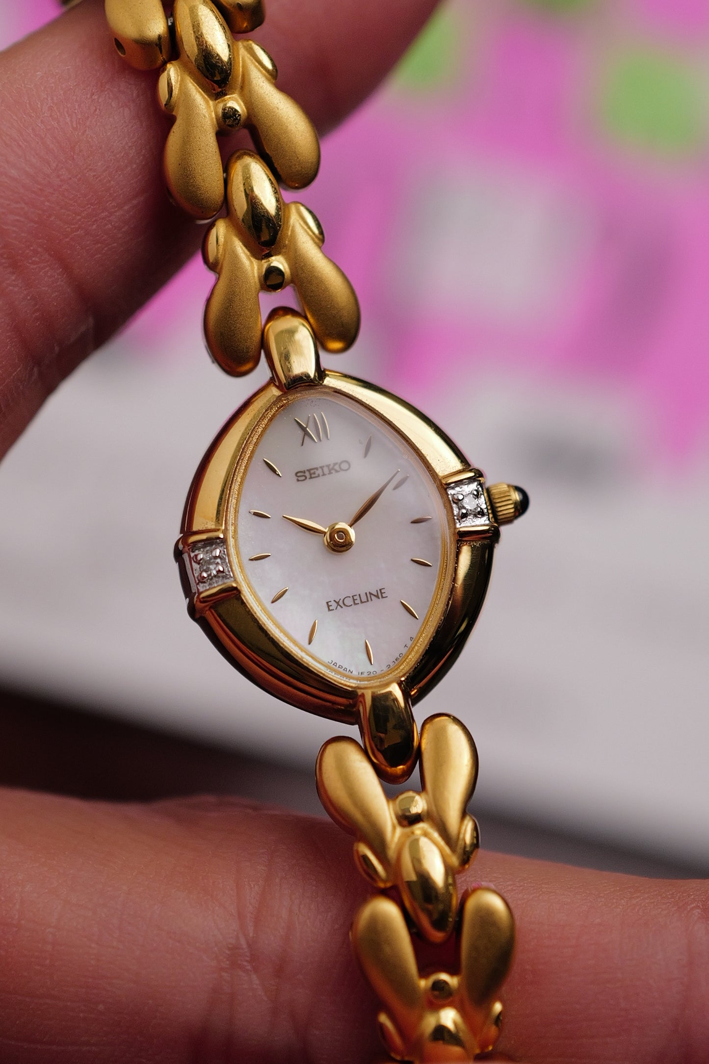 Seiko Exceline Mother of Pearl dial Tear-drop Bracelet in Gold Circa. 1989
