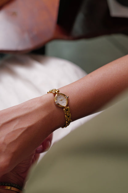 Seiko Exceline Mother of Pearl dial Tear-drop Bracelet in Gold Circa. 1989