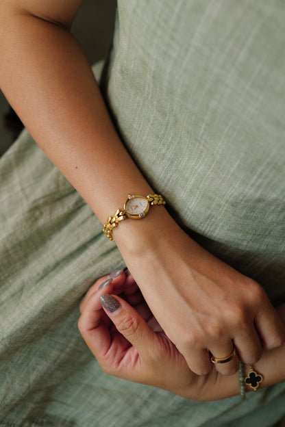 Seiko Exceline Mother of Pearl dial Tear-drop Bracelet in Gold Circa. 1989