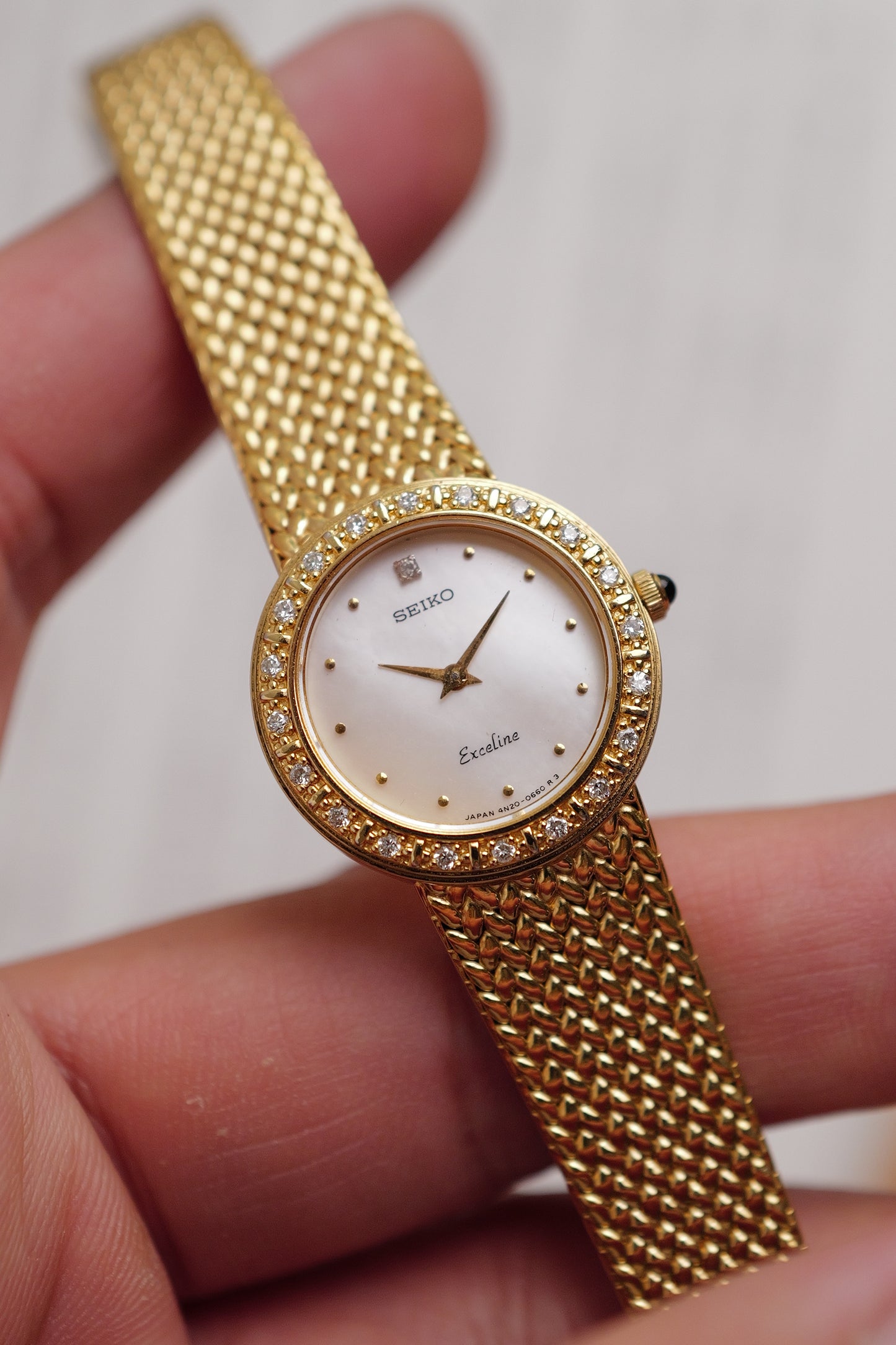 Seiko Excline Mother of Pearl Diamonds integrated bracelet Circa. 1990